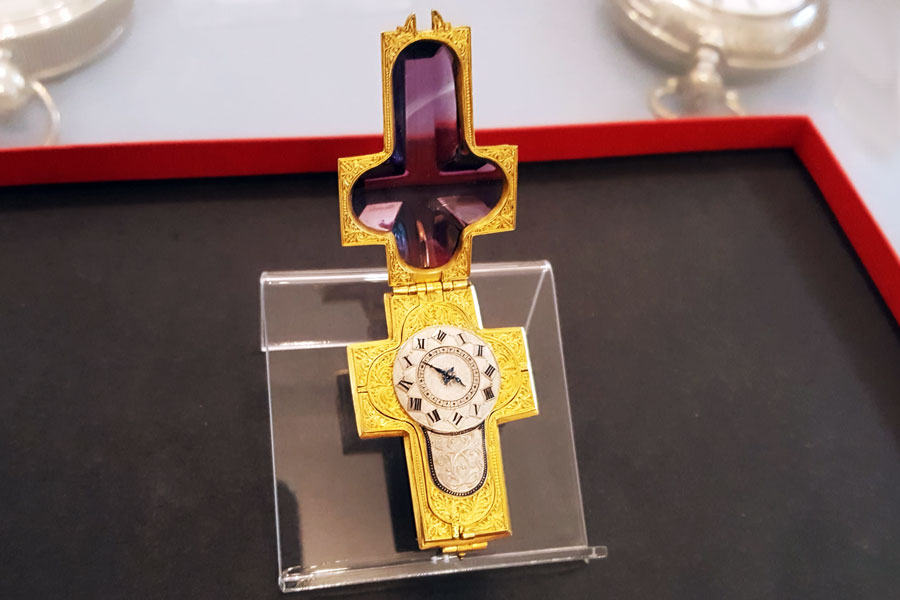 Die Uhr im Amethystkreuz Die Uhr im Amethystkreuz