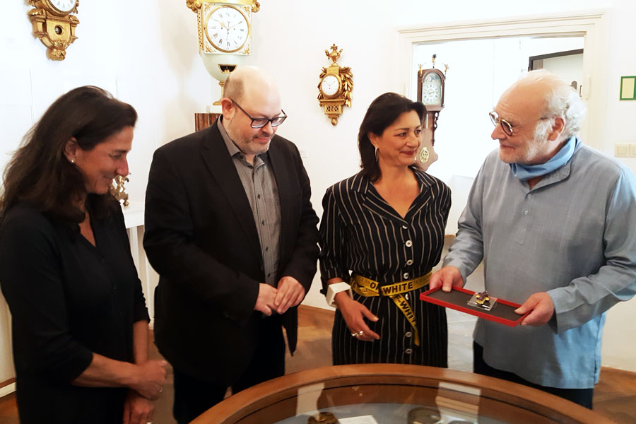 Christina Schwarz, Matti Bunzl, Veronica Kaup-Hasler und Simon Bull bei der Übergabe Christina Schwarz, Matti Bunzl, Veronica Kaup-Hasler und Simon Bull bei der Übergabe