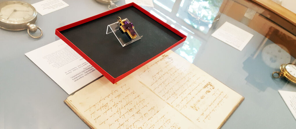 Die Uhr im Amethystkreuz Die Uhr im Amethystkreuz