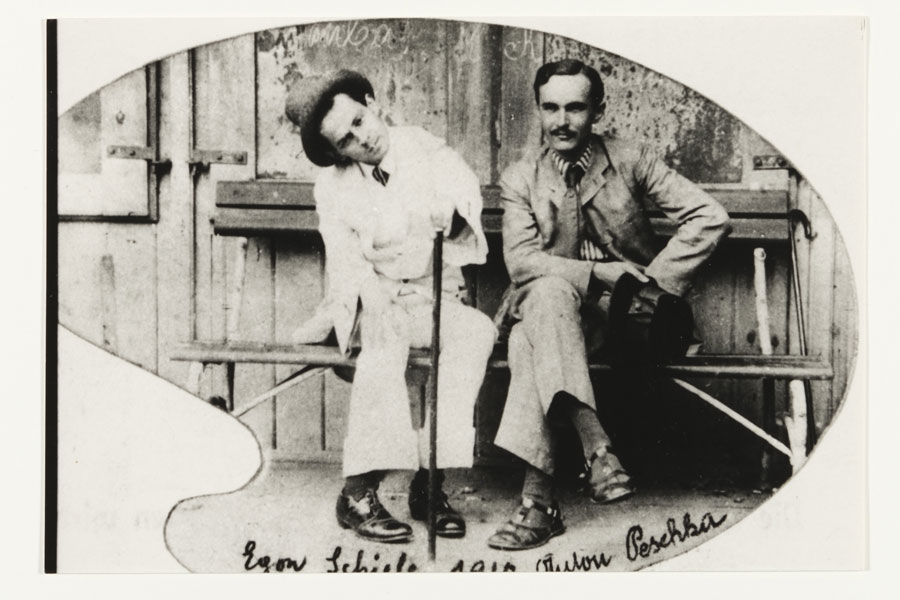 Erwin Dominik Osen (?), Egon Schiele und Anton Peschka in Krumau, 1910, Foto: Wien Museum Erwin Dominik Osen (?), Egon Schiele und Anton Peschka in Krumau, 1910, Foto: Wien Museum