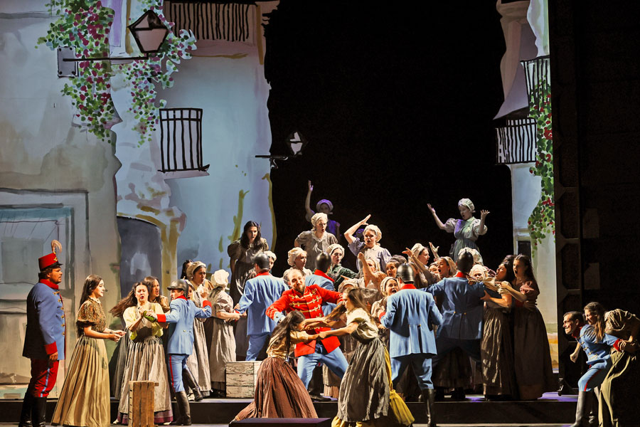 Tomislav Mužek (Don José), Alexander Fritze (Zuniga), Chor © Barbara Pálffy/Volksoper Wien