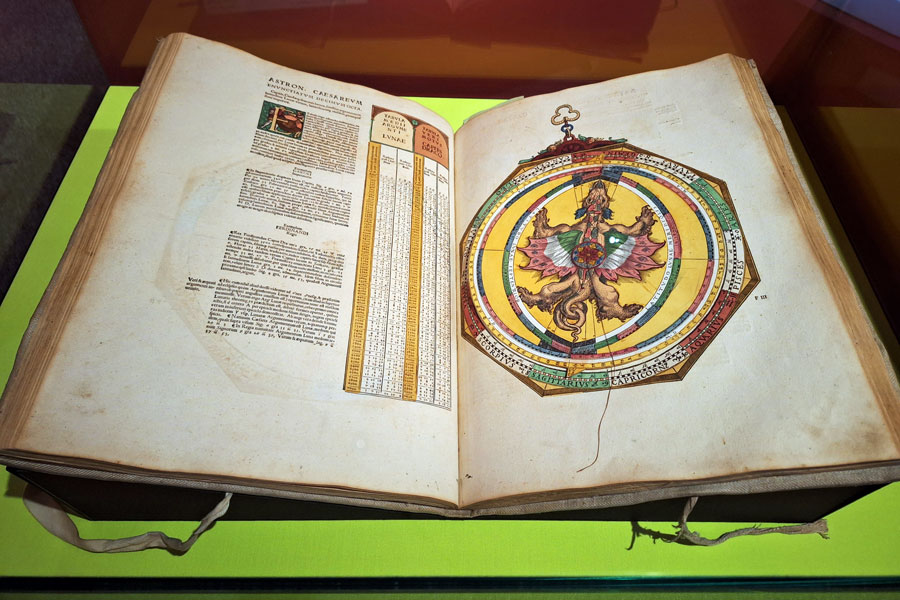 Das „Astronomicum Caesareum" ist ein Meisterwerk der Buchkunst.