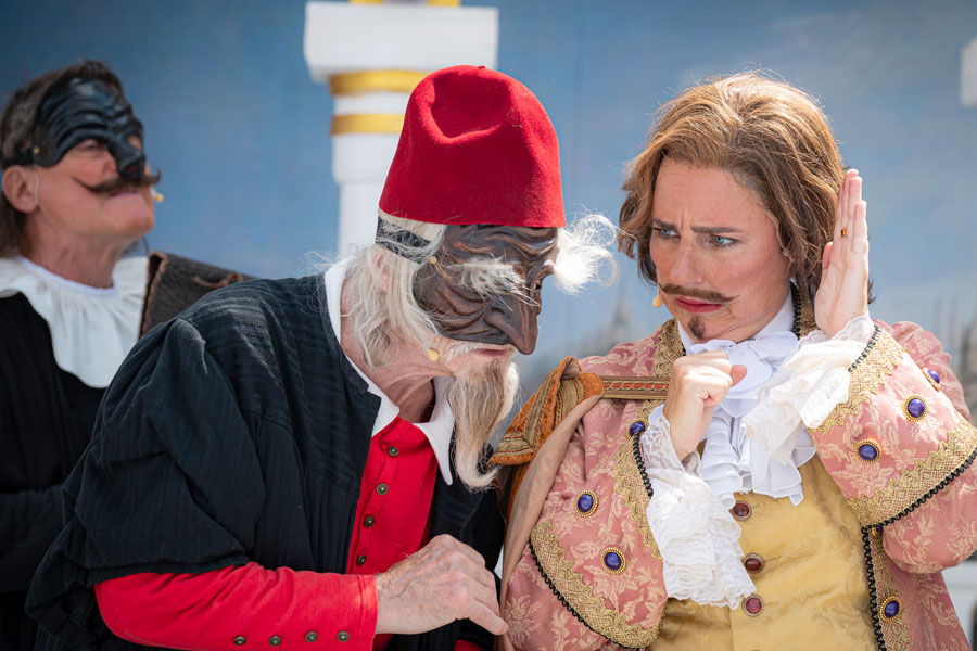 Christian Spatzek (Dottore), Bernd Spitzer (Pantalone), Nadja Maleh (Beatrice) © Johannes Ehn