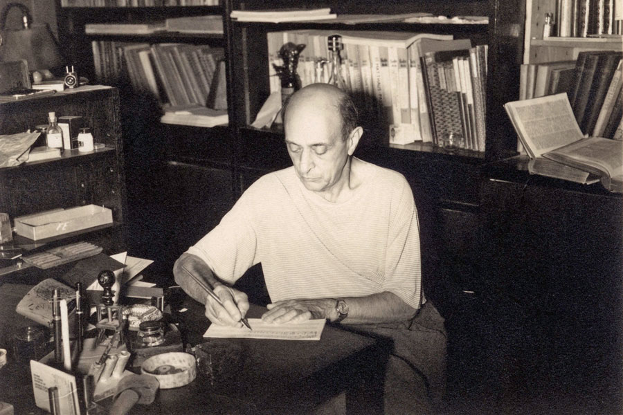 Schönberg beim Komponieren in seinem Arbeitszimmer, Los Angeles 1940 © Arnold Schönberg Center, Wien