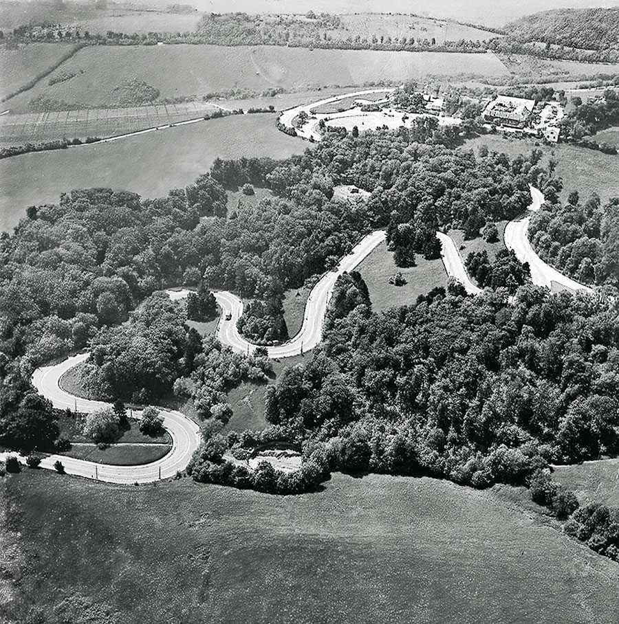 Luftbild mit den Serpentinen der Höhenstraße, Bild S. 17