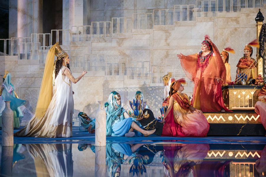 Szenenfoto mit Aida und Amneris © wearegiving-Tommi Schmid