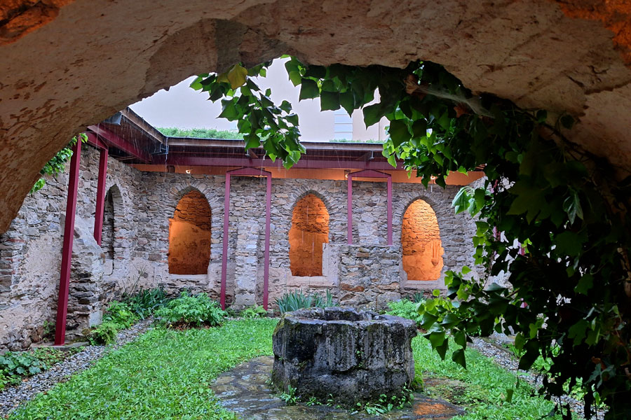 Der mittelalterliche Kreuzgang im Kloster unter dem Kloster