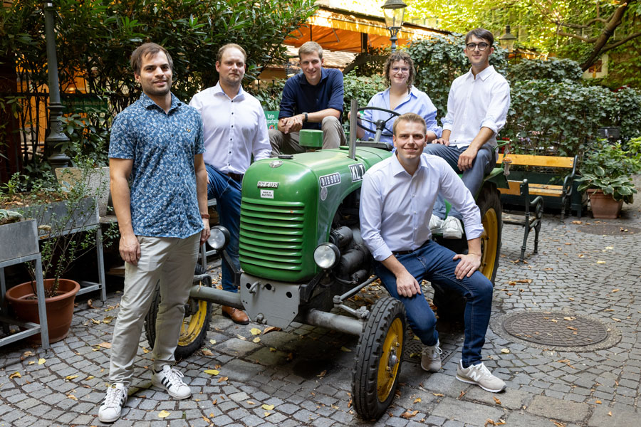 Die sechs Finalisten am SQ-Traktor © Daniela Hödl Fotografie 