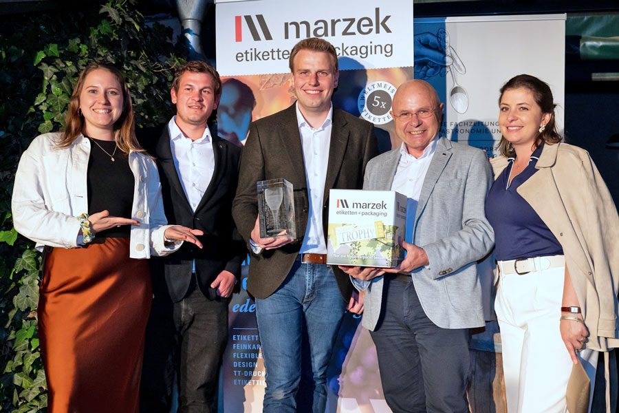 Johannes Michael Wareka mit Familie überreicht den Preis der Fa. Marzek © Daniela Hödl Johannes Michael Wareka mit Familie überreicht den Preis der Fa. Marzek © Daniela Hödl