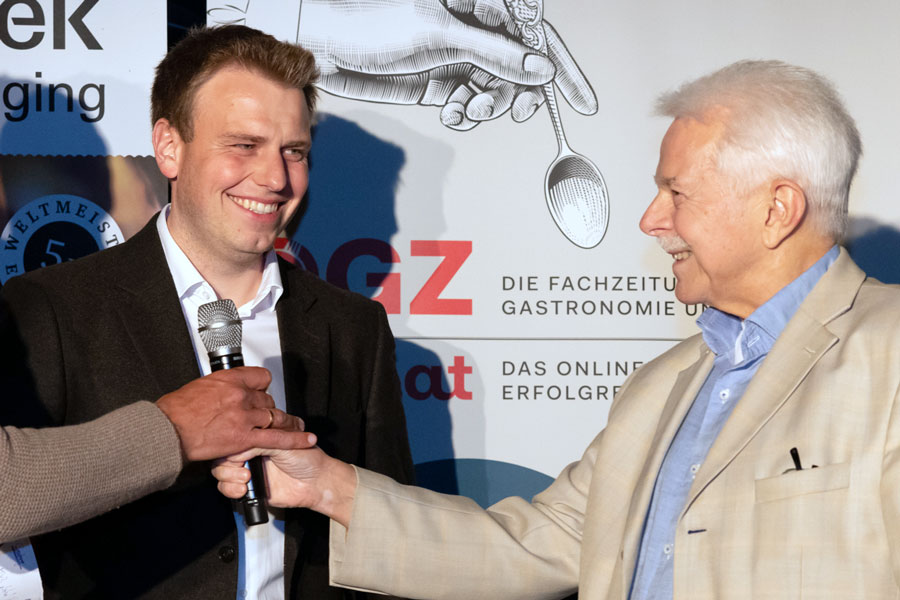 Einer der ersten Gratulanten: Prof. Dr. Walter Kutscher © Daniela Hödl Fotografie Einer der ersten Gratulanten: Prof. Dr. Walter Kutscher © Daniela Hödl Fotografie