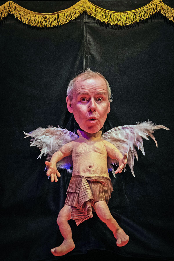 Christoph Bochdansky als Teil eienr Puppe © Gregor Grkinic