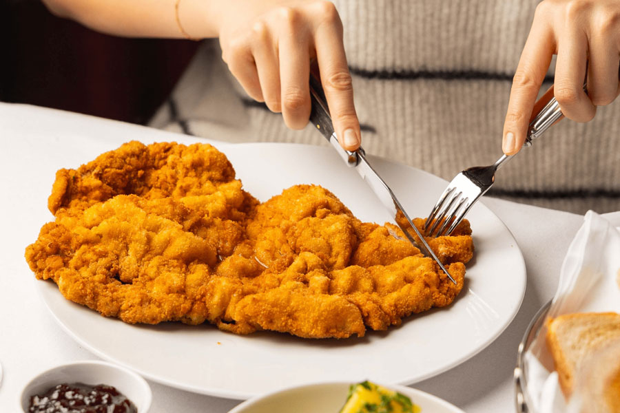 Das orignale Wiener Schnitzel vom Kalb als Hauptgang © Strauss Dinner Show